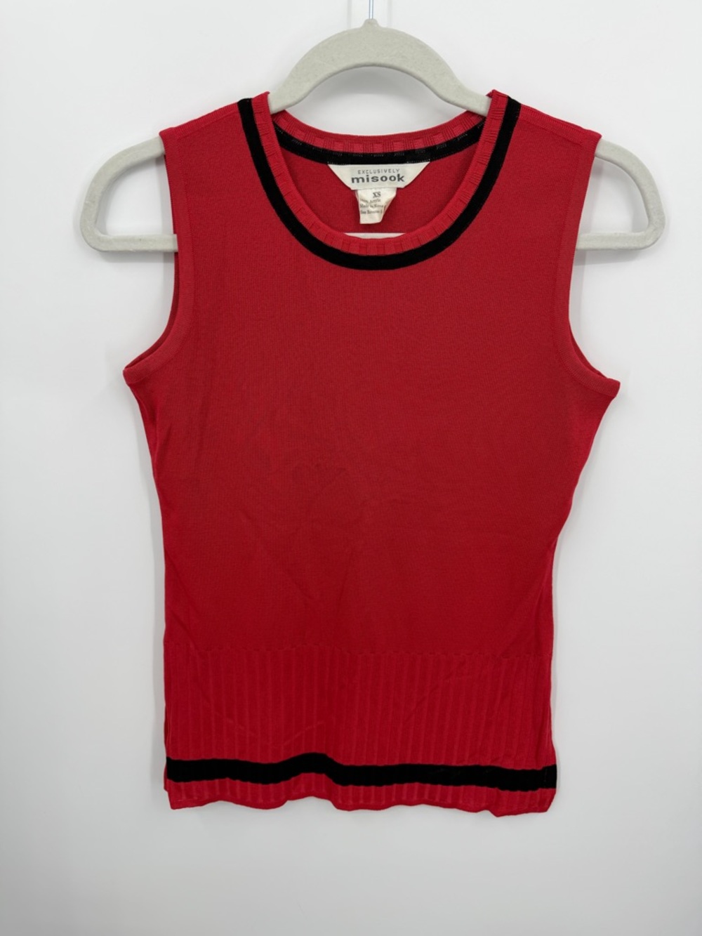 Exclusively Misook shell tank top red black trim sz‎ XS